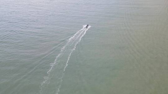 航拍大海海浪礁石沙滩海边度假村岛屿