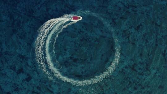 游艇在海面上画圈