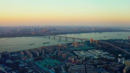 夕阳照耀下的南京长江大桥