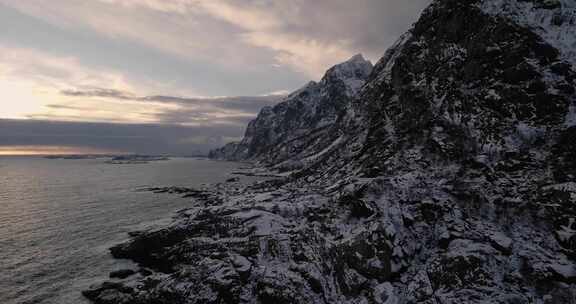 海浪拍打着雪山脚下