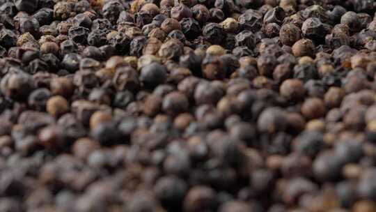 干黑胡椒粒，胡椒香料种子特写，用于调味和