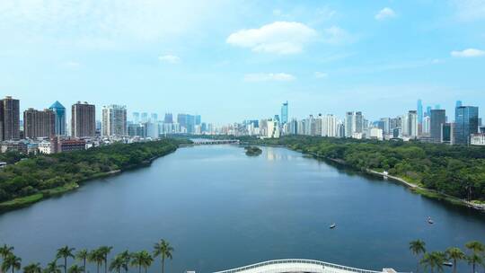 后拉航拍广西南宁天际线南湖公园天空之镜风景