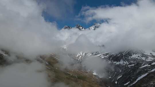 航拍雪山山顶云雾缭绕