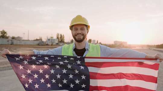 快乐的美国男性建筑工人在现场工作的肖像