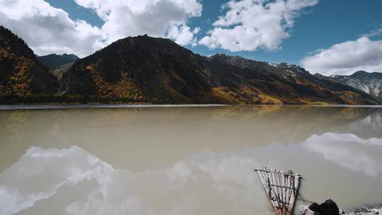 高原湖水视频藏区然乌湖山川倒影水面变化