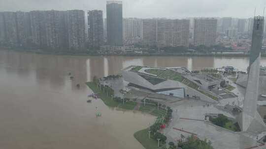 长沙暴雨，实拍湘江洪峰过境长沙