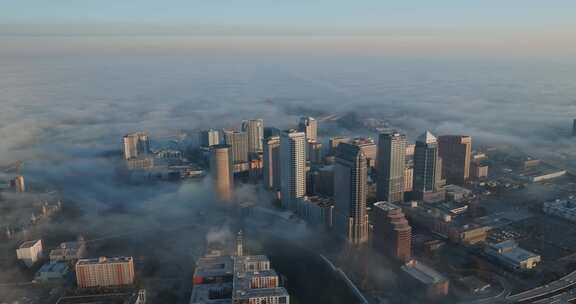 城市景观，建筑物，摩天大楼，雾