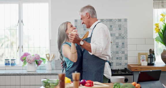 夫妇，厨房和舞蹈与爱，信任和支持沟通