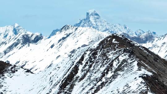 从夹金山航拍四姑娘山幺妹峰雪山美景