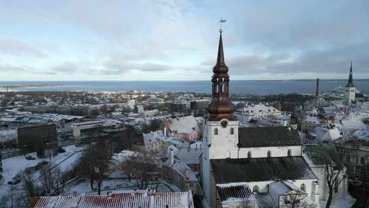 冬天爱沙尼亚塔林老城教堂的鸟瞰图