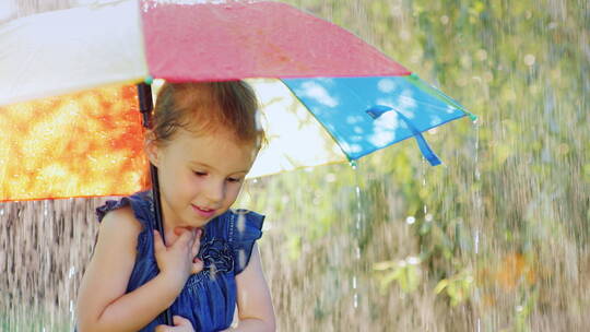 有趣的女孩躲在雨伞下躲雨视频素材模板下载