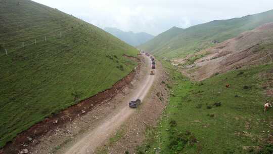 航拍越野车队行驶在高山中