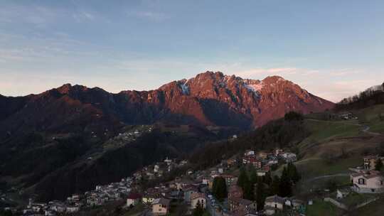 日出时的山谷及其山脉