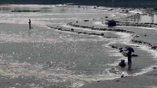 流水阶梯景河流河边垂钓的人摇城镇桥梁车流