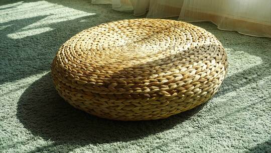 地毯上的圆形蒲团坐垫阳光影子空镜延时