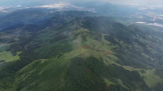 阿勒泰穿云镜头大自然光影云南凤龙山