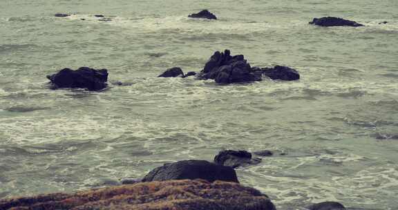 海滩岩石海浪