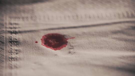 血滴在卫生纸上视频素材模板下载
