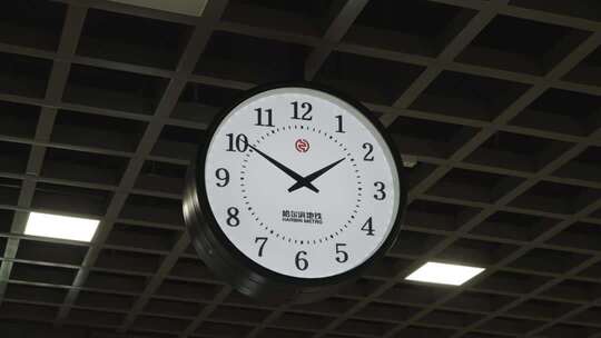 室内悬挂时钟特写