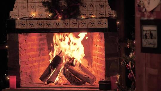 圣诞节时点燃的壁炉