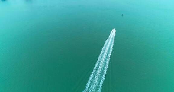 航拍深圳港附近海面一艘快艇飞速行驶