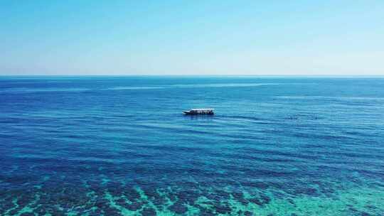 游客在旅游船附近的公海浮潜。空中海景，水上运动概念。伯利兹