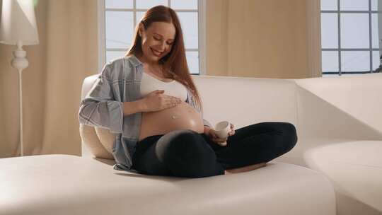 孕妇腹部涂抹乳膏女性在怀孕期间用乳膏按摩