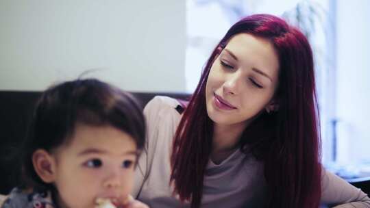 女性与儿童居家互动场景