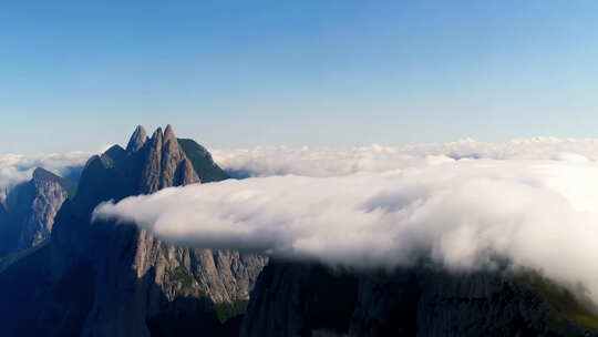 山峰云层