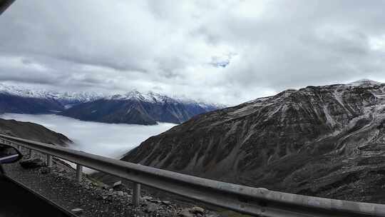 四川川西高原子梅垭口云海雪山风光