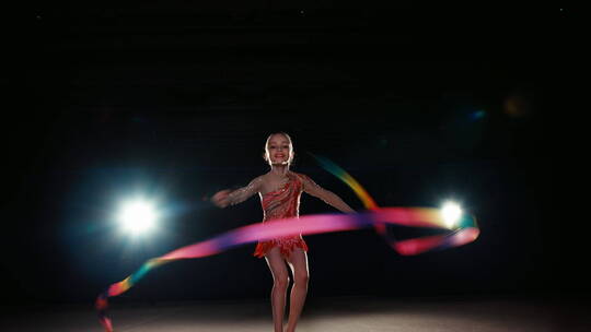 女孩拿着彩色的体操丝带表演视频素材模板下载