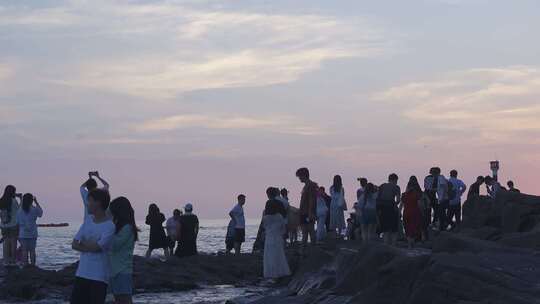 北海冠头岭海边人群日落海浪