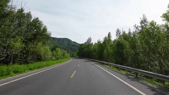 汽车第一视角公路沿途风景美丽公路