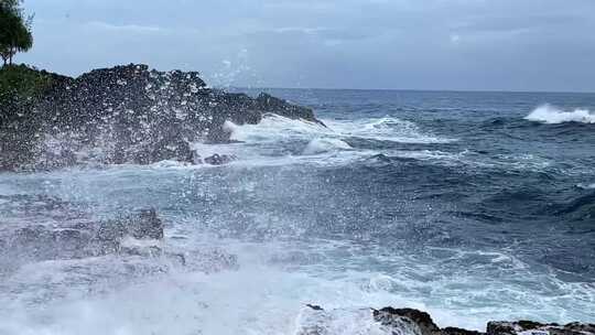 沙滩海浪岩石拍打