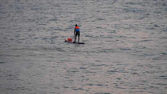 长江上桨板运动健身冲浪的人