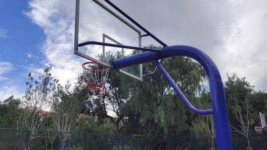公园里篮球场的风景