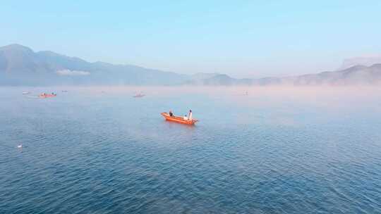 航拍情侣乘船游玩泸沽湖