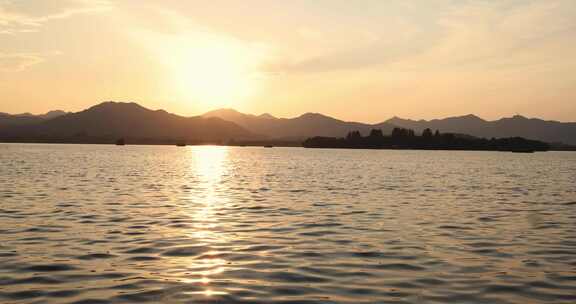 夕阳下波光粼粼的杭州西湖美景