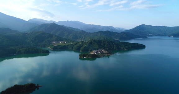 航拍四川瓦屋山景区雅女湖美丽风景