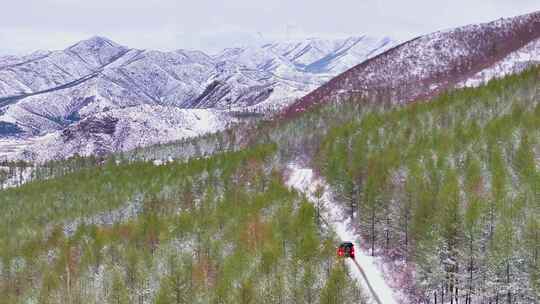 4k航拍车辆行驶在雪后的山林中