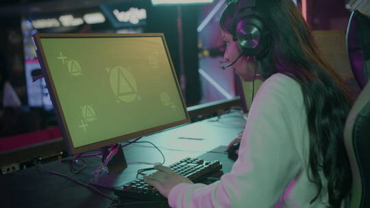 在绿屏上玩虚拟视频游戏的女孩视频素材模板下载