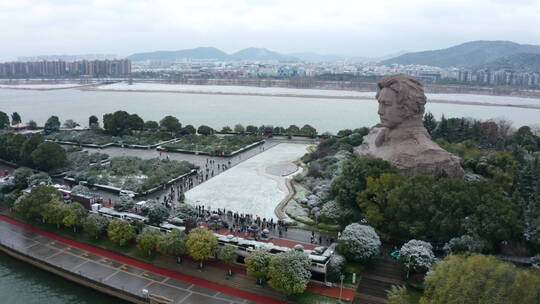 雪后长沙橘子洲毛泽东青年雕塑航拍视频素材模板下载