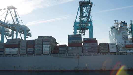 港口物流 集装箱货船 集装箱货轮 货运港口