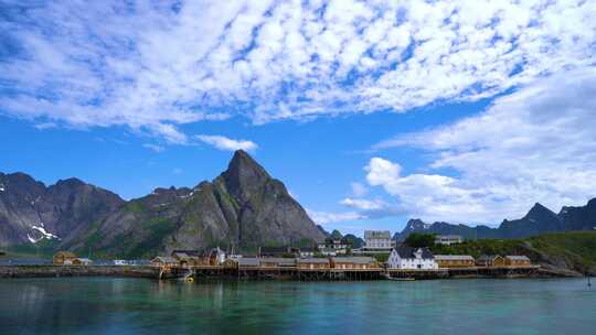 山间小路俯瞰壮丽山水景色