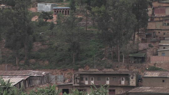 汽车缓慢地穿过山坡住宅区