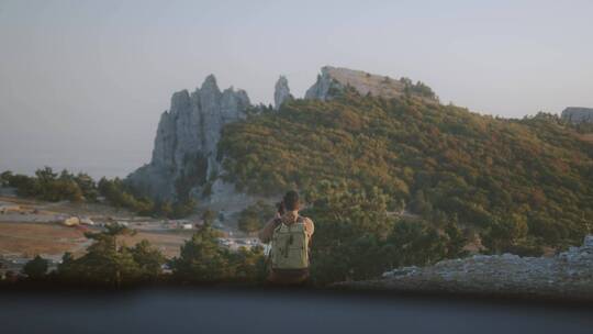 在森林岛屿摄影的男人后视图