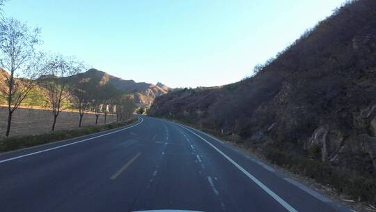 开车第一视角沿途风景 行驶在公路上