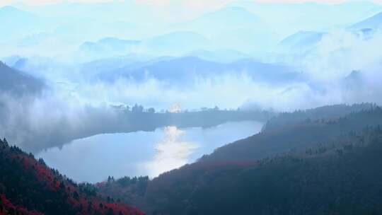 山间湖泊秋景云雾环绕