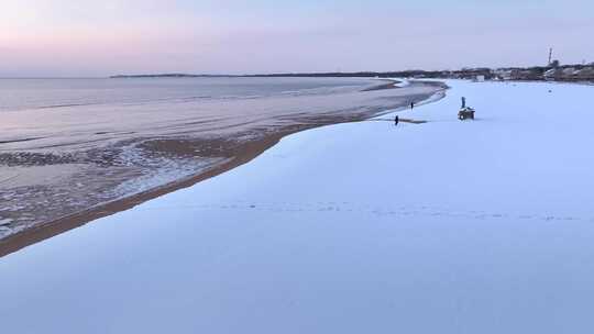 海边沙滩被雪覆盖的冬日景象