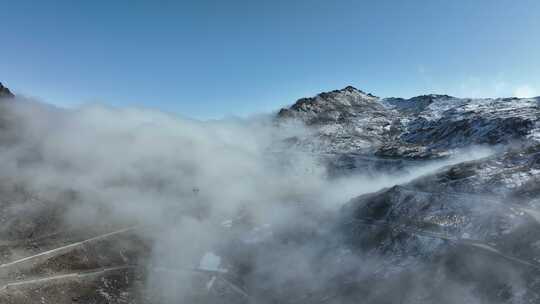 拉近云雾雪山